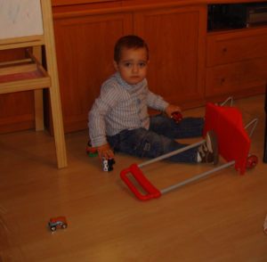Le encantaba jugar a los coches. Les daba la vuelta y giraba las ruedas sin parar.